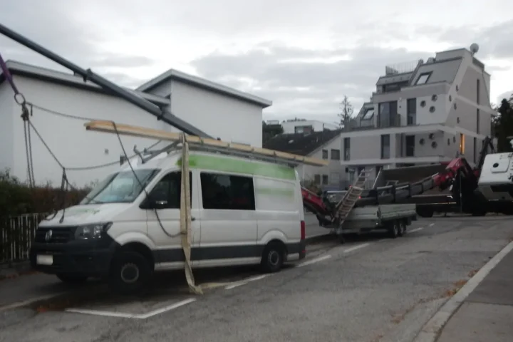 BF Wien: Verkehrsunfall Lkw – Kranausleger stürzt auf Lieferwagen 6 Kranausleger stürzt auf Lieferwagen