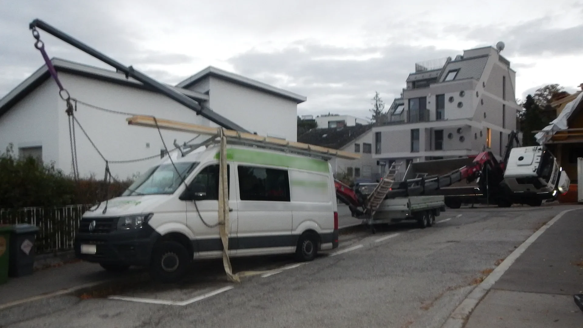 BF Wien: Verkehrsunfall Lkw – Kranausleger stürzt auf Lieferwagen 1 Kranausleger stürzt auf Lieferwagen