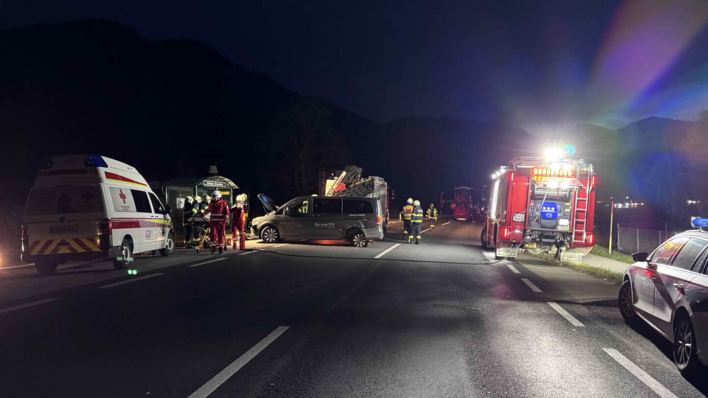 FF Lauffen: AufrÀumarbeiten nach Verkehrsunfall auf der B145 5 AufrÀumarbeiten nach Verkehrsunfall auf der B145