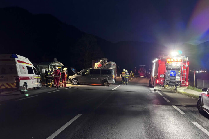Aufräumarbeiten nach Verkehrsunfall auf der B145