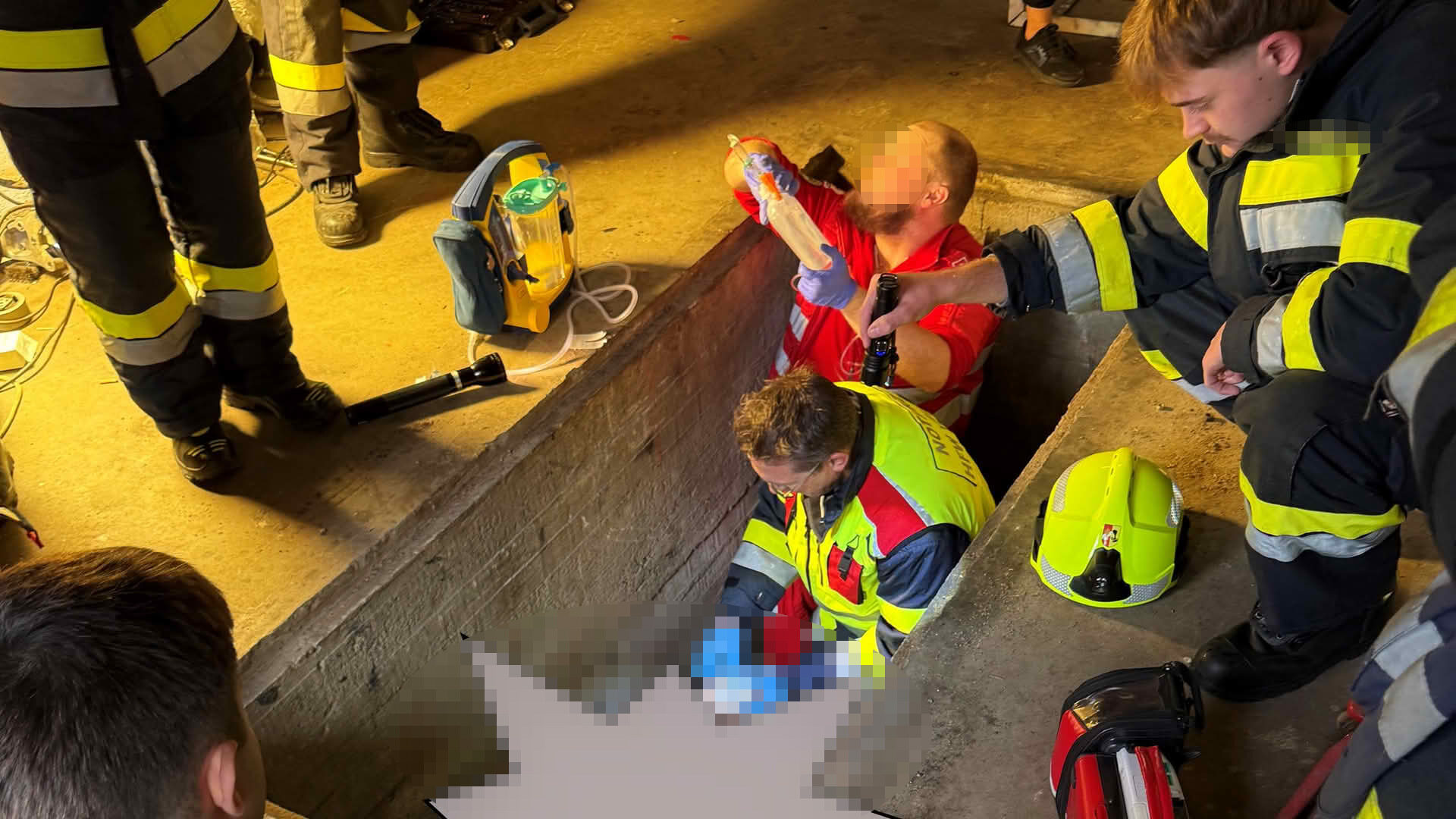 Personenrettung aus KFZ-Grube