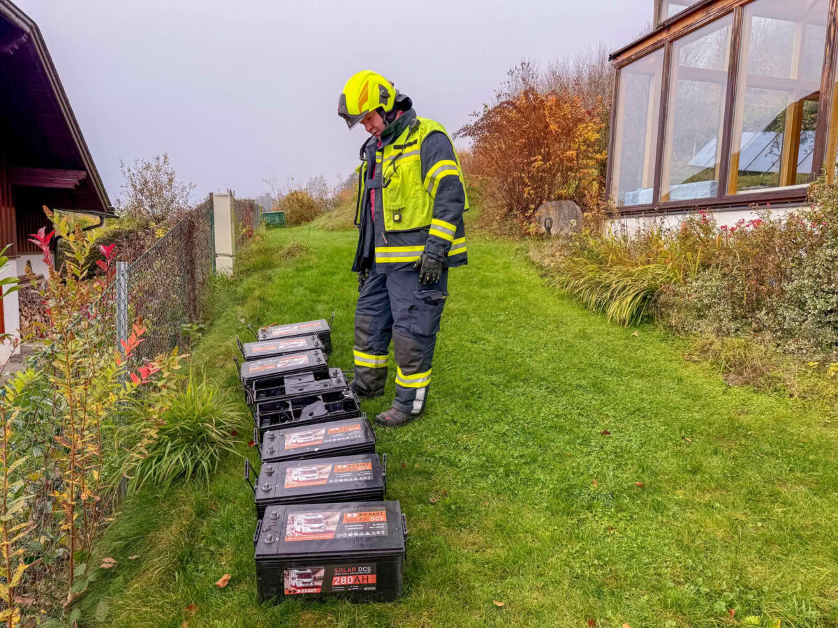 Unterach am Attersee: Sirenenalarm nach PV-Speicher Explosion 8 PV-Speicher Explosion