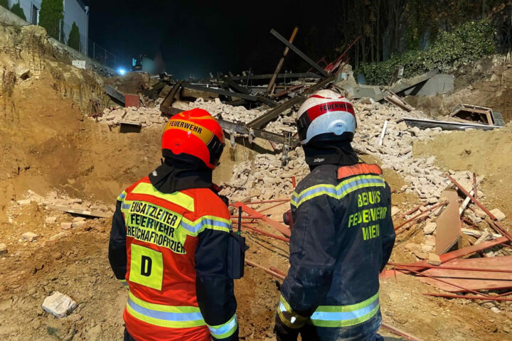 BF Wien: Einsturz eines in Umbau befindlichen Gebäudes