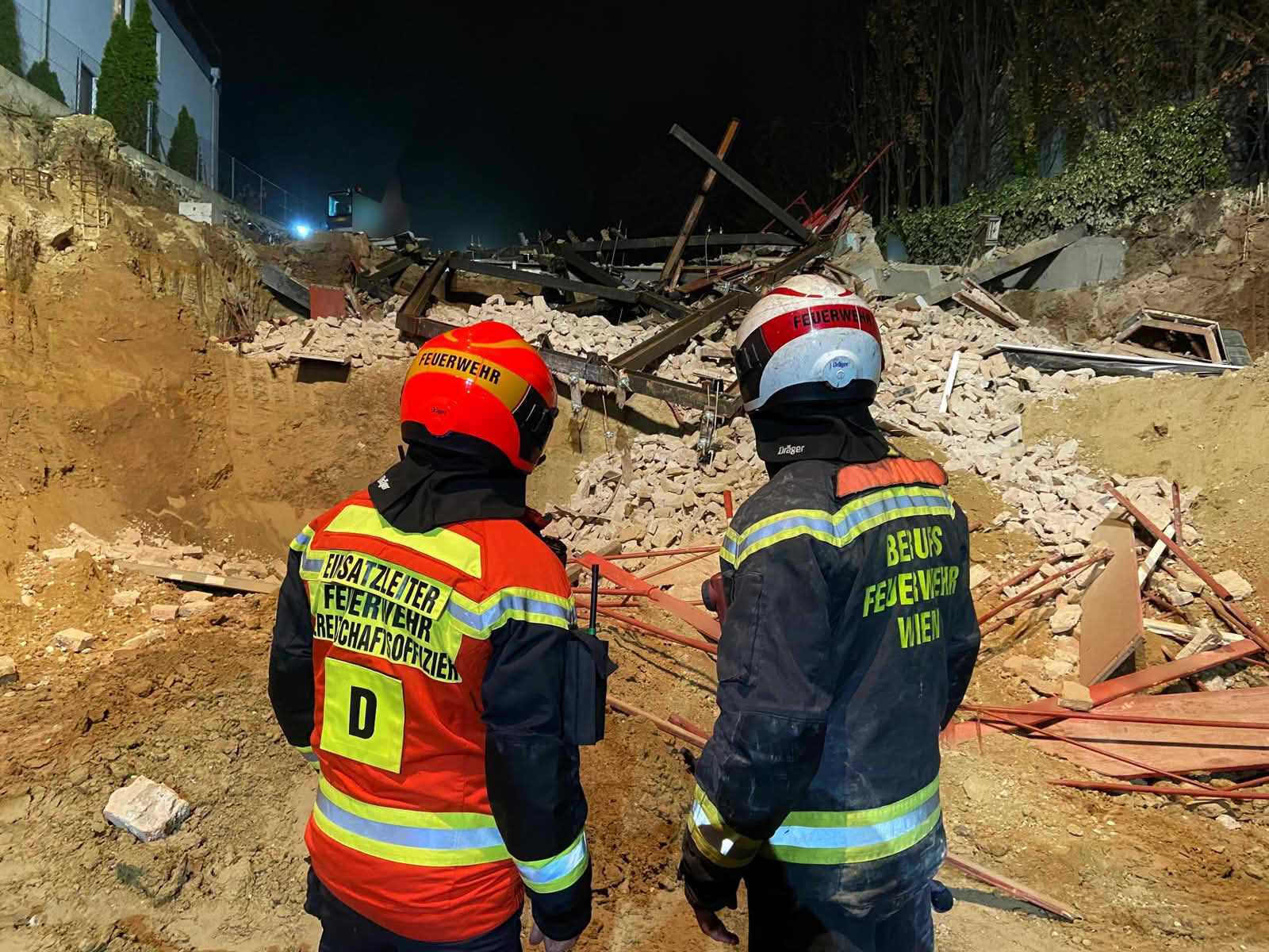 BF Wien: Einsturz eines in Umbau befindlichen Gebäudes