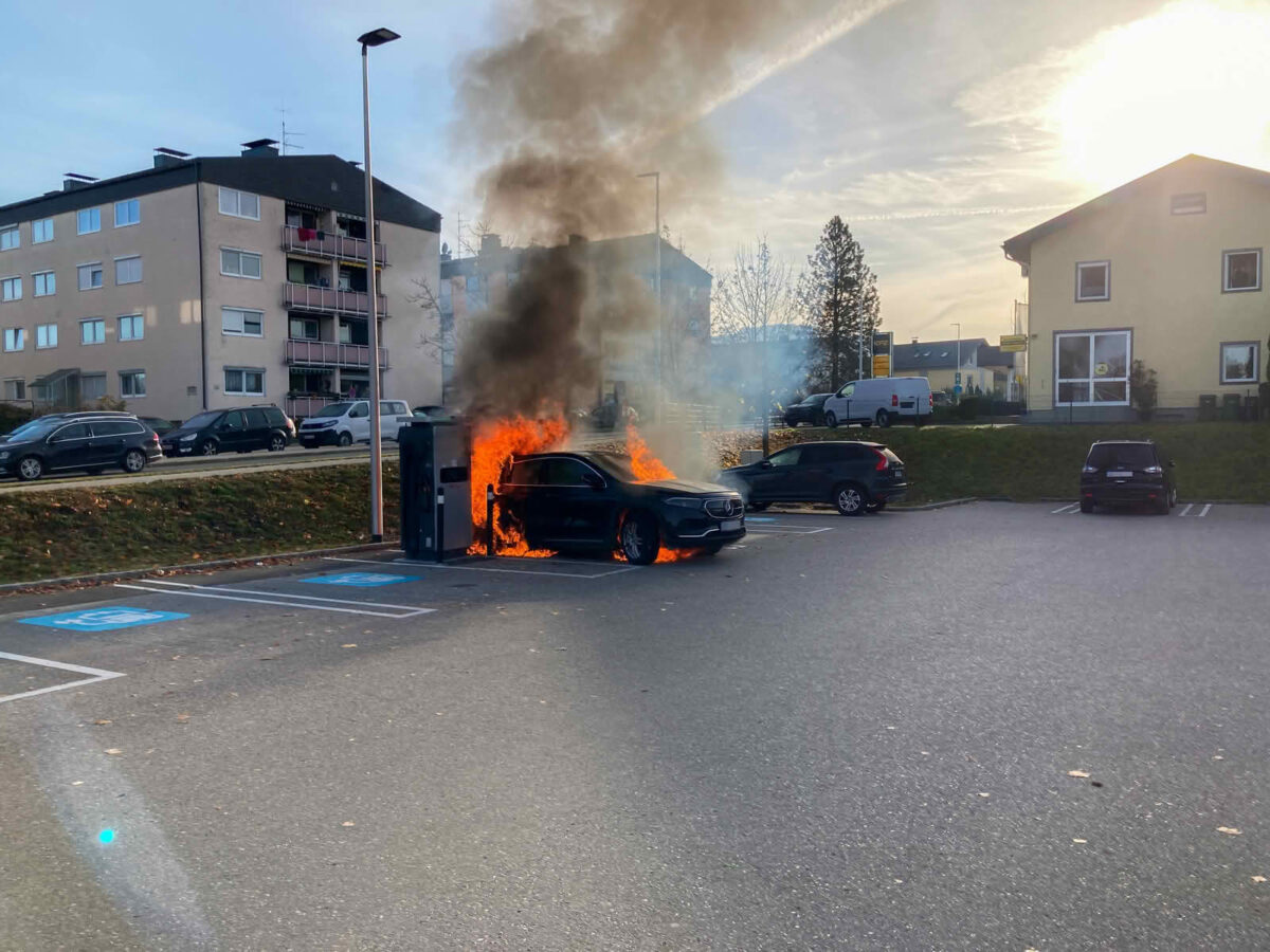 FF Oberndorf: Brand eines Elektroautos 2 Brand eines Elektroautos