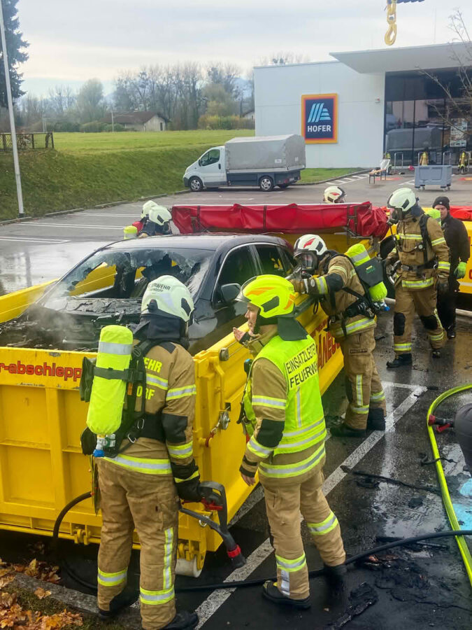 FF Oberndorf: Brand eines Elektroautos 11 Brand eines Elektroautos