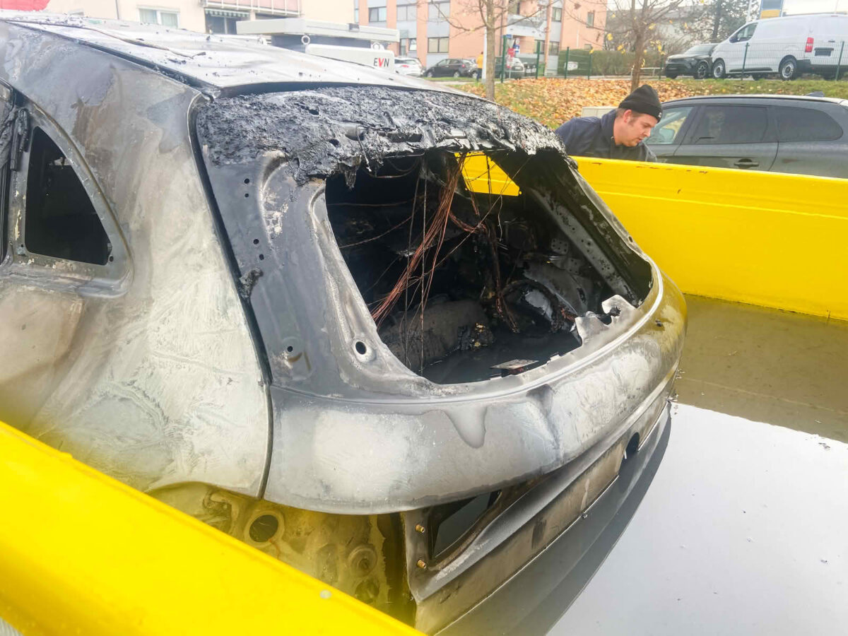 FF Oberndorf: Brand eines Elektroautos 12 Brand eines Elektroautos