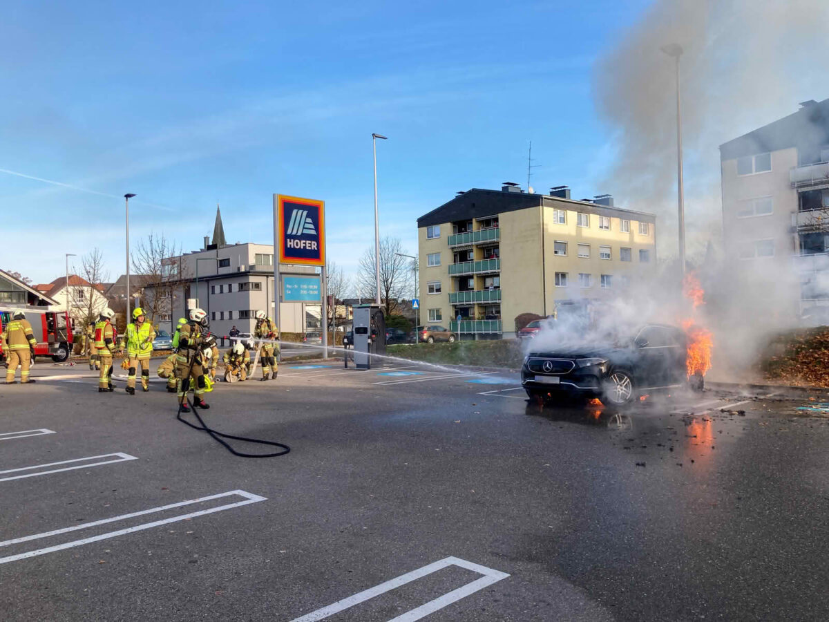 FF Oberndorf: Brand eines Elektroautos 3 Brand eines Elektroautos