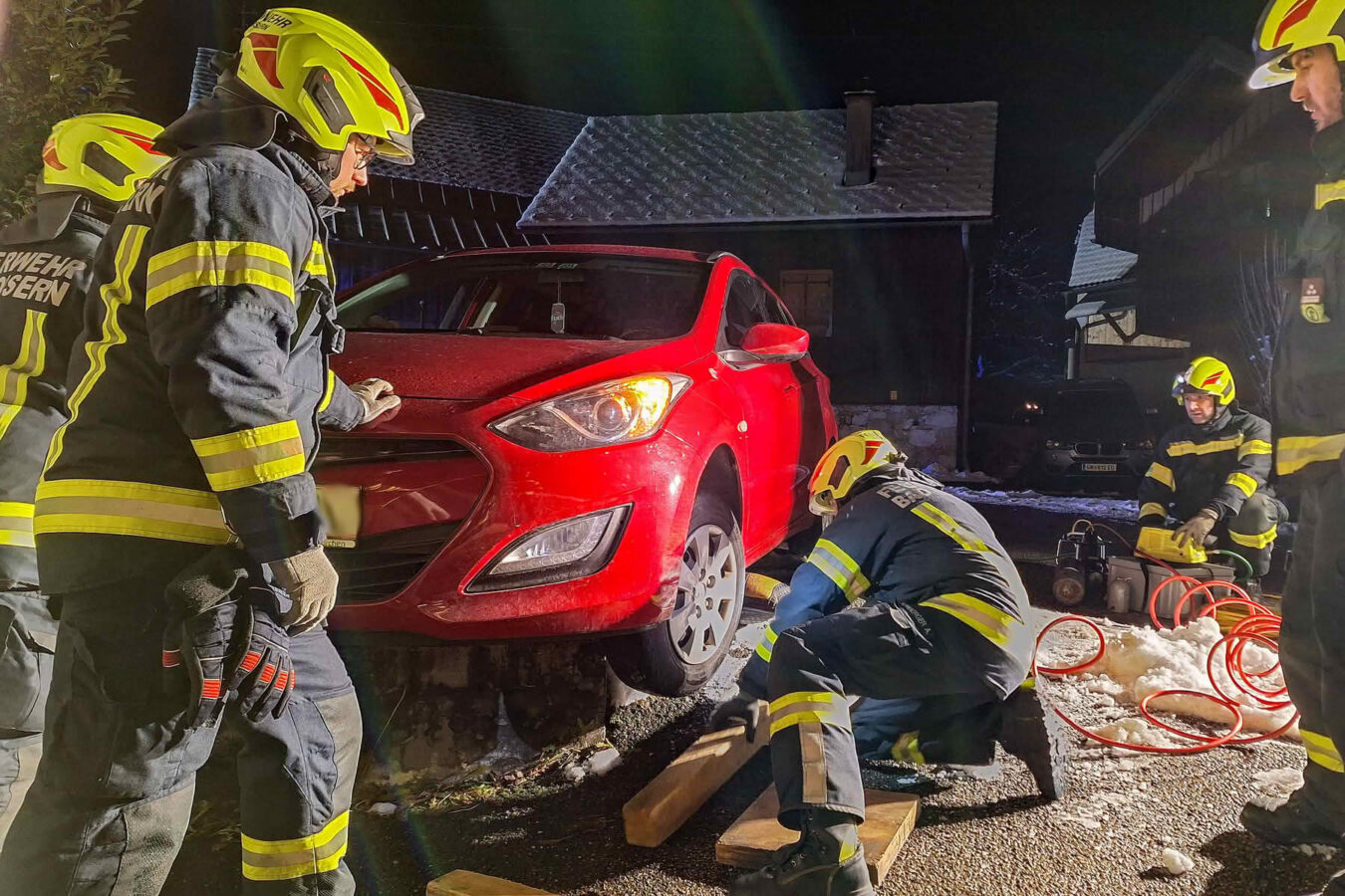 Fahrzeug mit Hebekissen geborgen