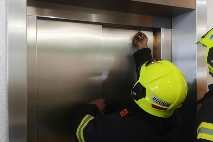 FF Bad Ischl: Eingeschlossene Person in Lift