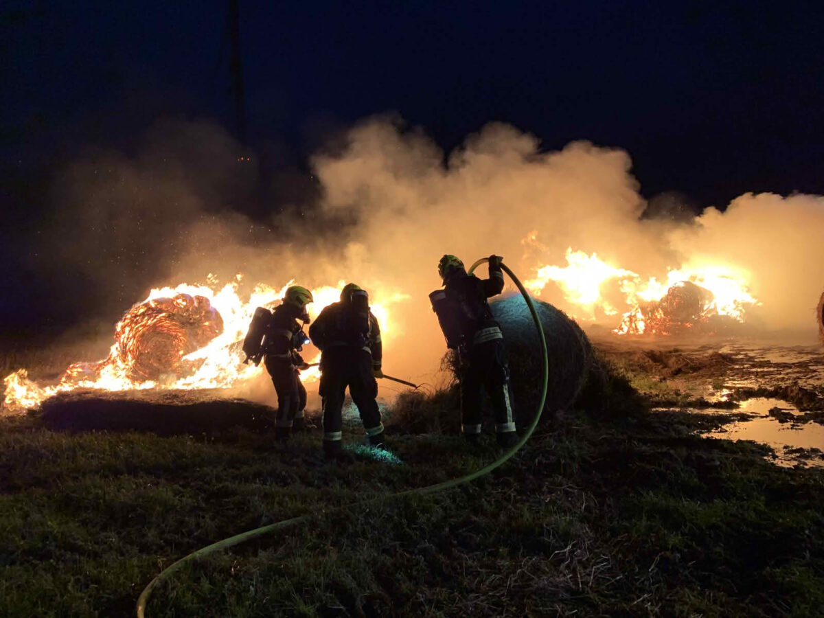 Strohballenbrand fordert 2 Feuerwehren