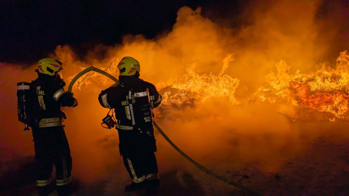 Strohballenbrand fordert 2 Feuerwehren