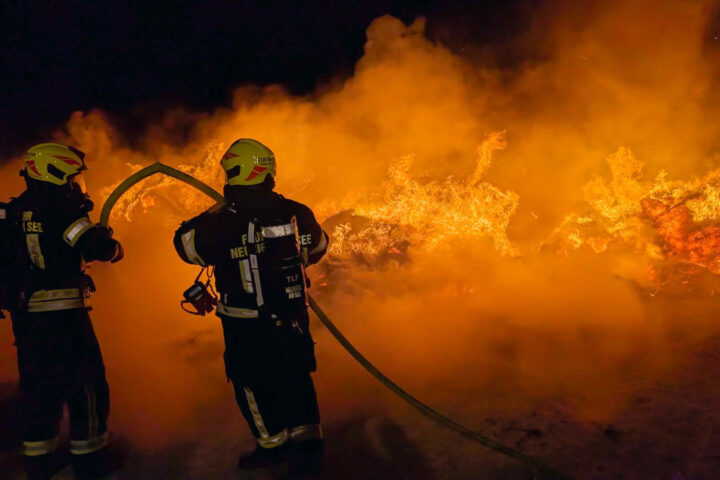 BFK Neusiedl am See: Strohballenbrand fordert 2 Feuerwehren