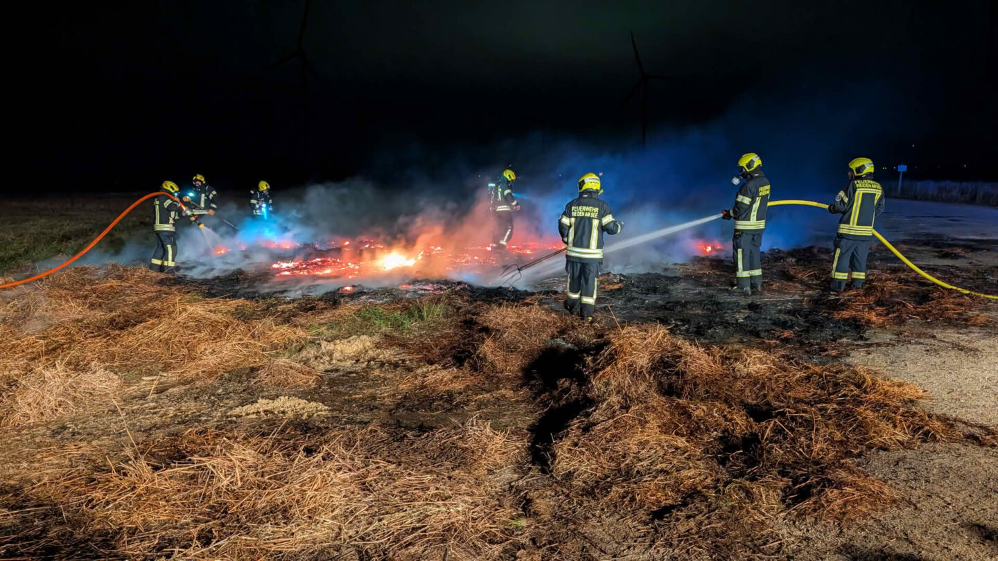 Strohballenbrand fordert 2 Feuerwehren
