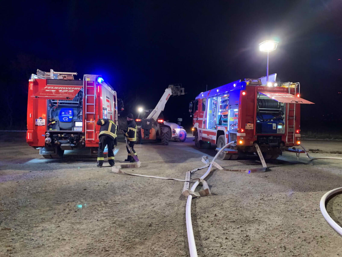 Strohballenbrand fordert 2 Feuerwehren