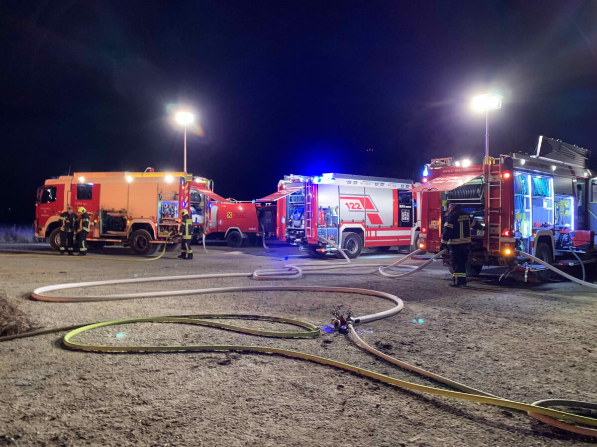 Strohballenbrand fordert 2 Feuerwehren
