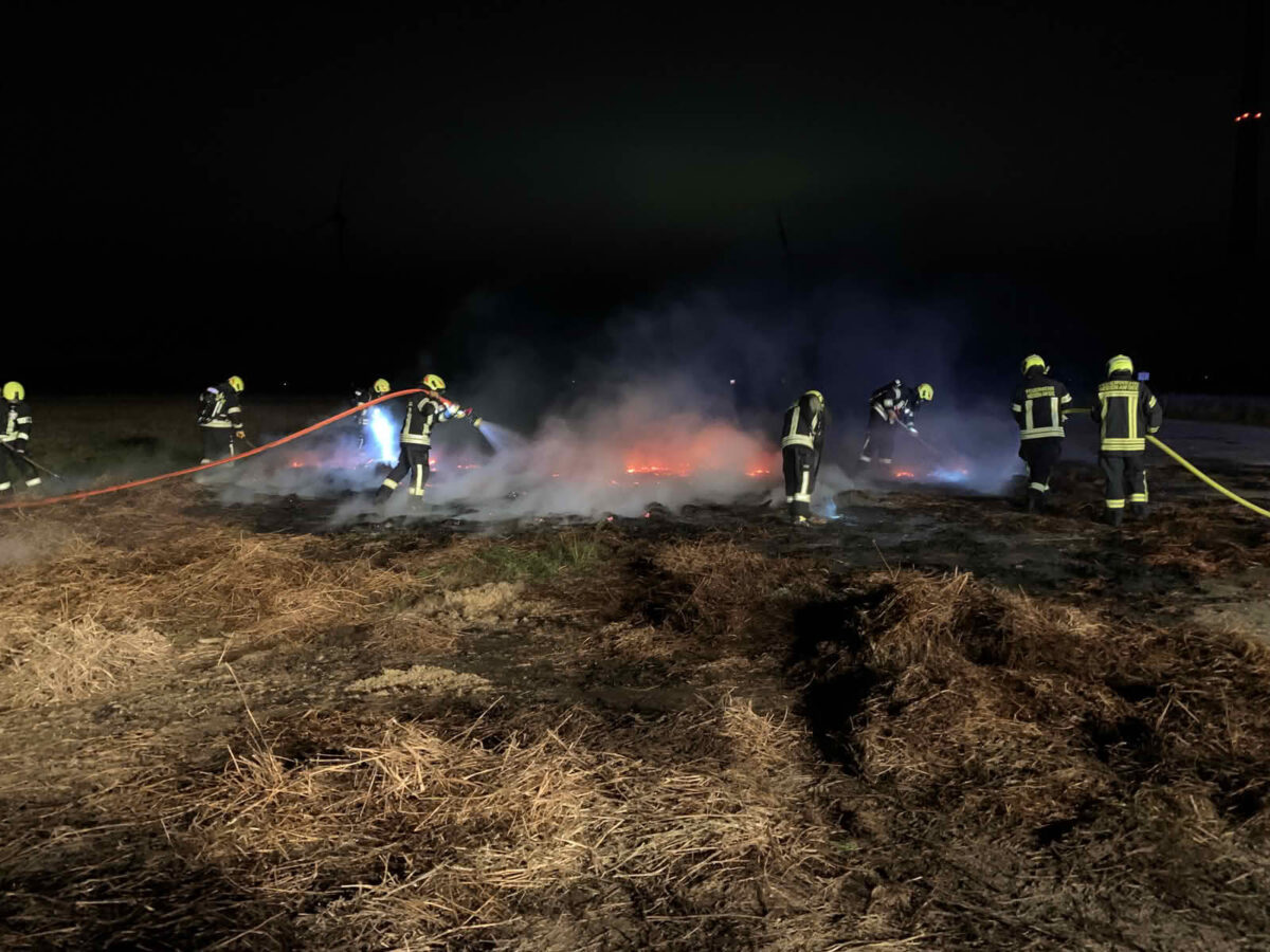 Strohballenbrand fordert 2 Feuerwehren