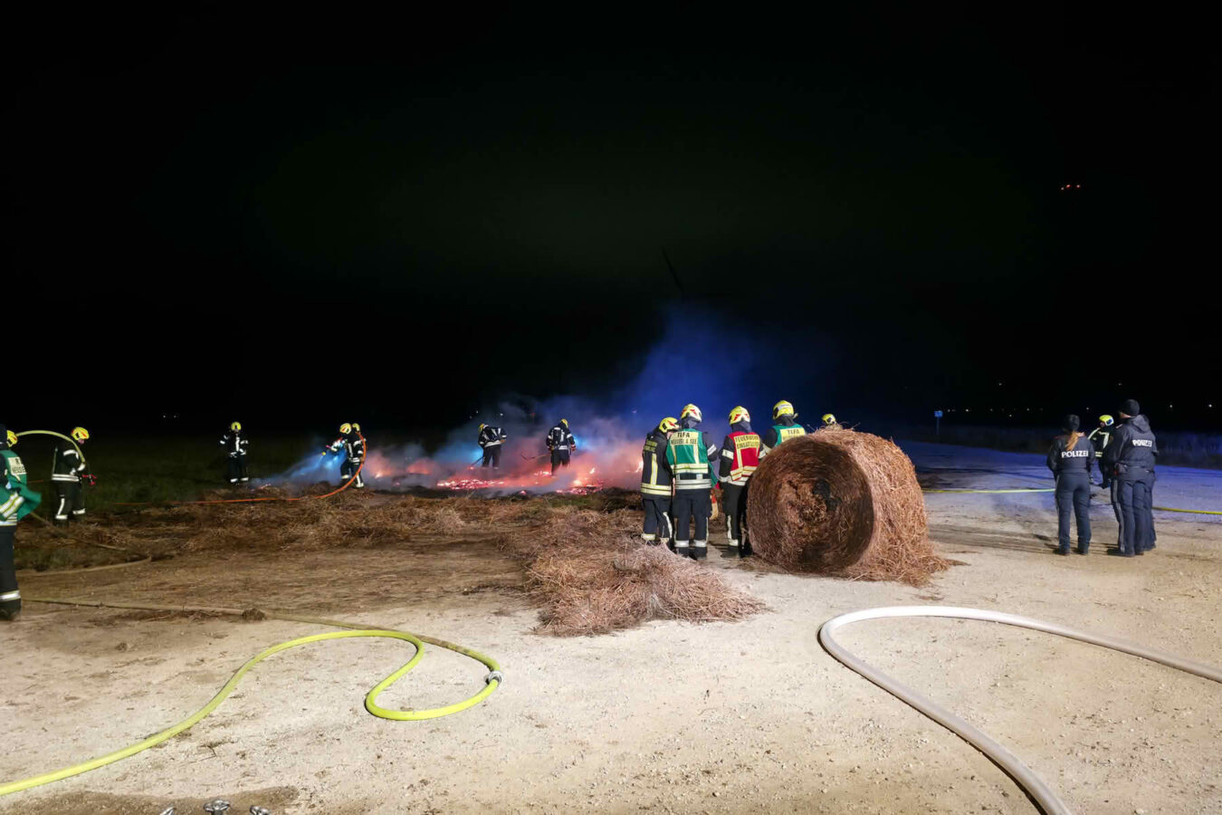 Strohballenbrand fordert 2 Feuerwehren