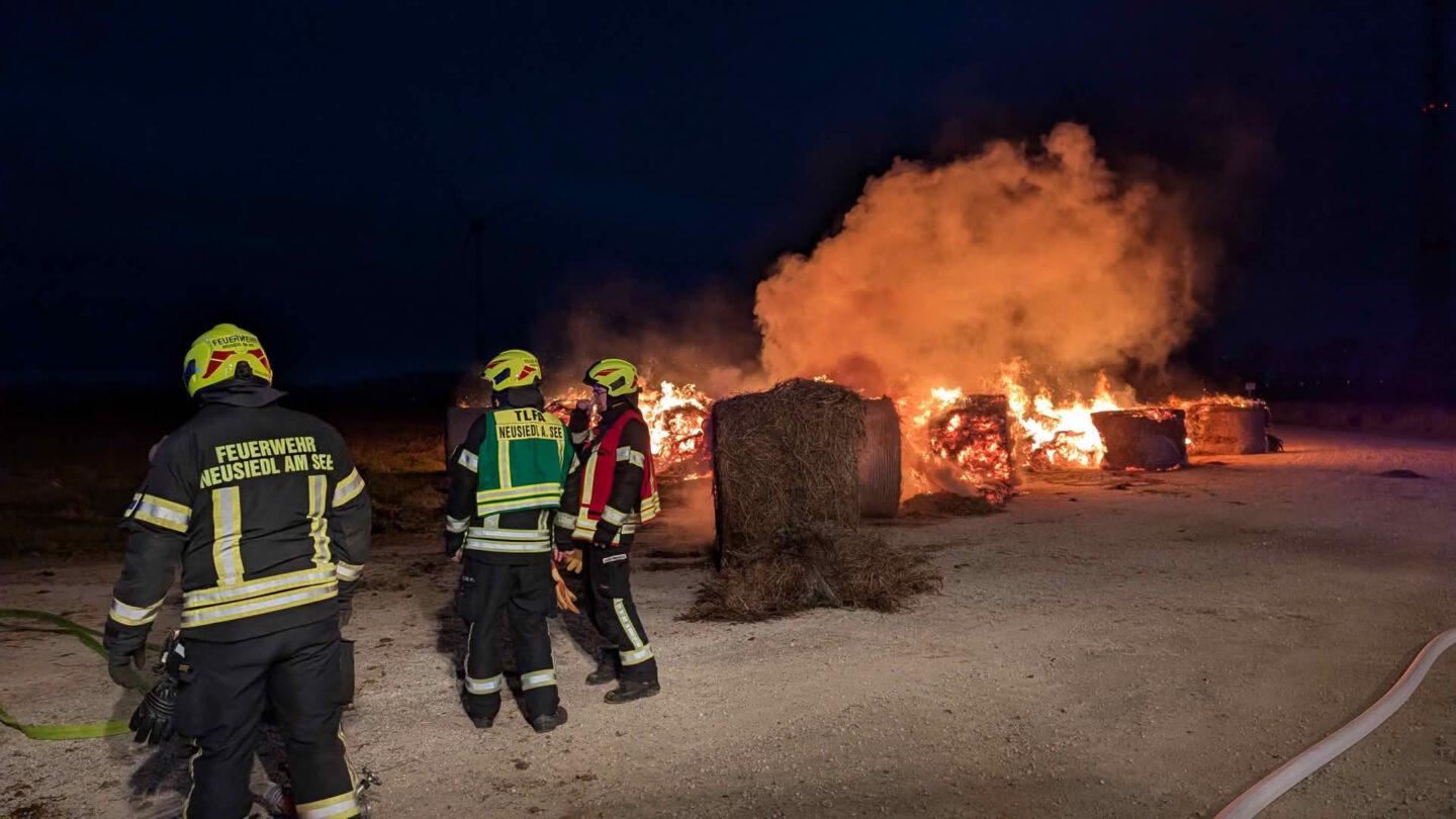 Strohballenbrand fordert 2 Feuerwehren