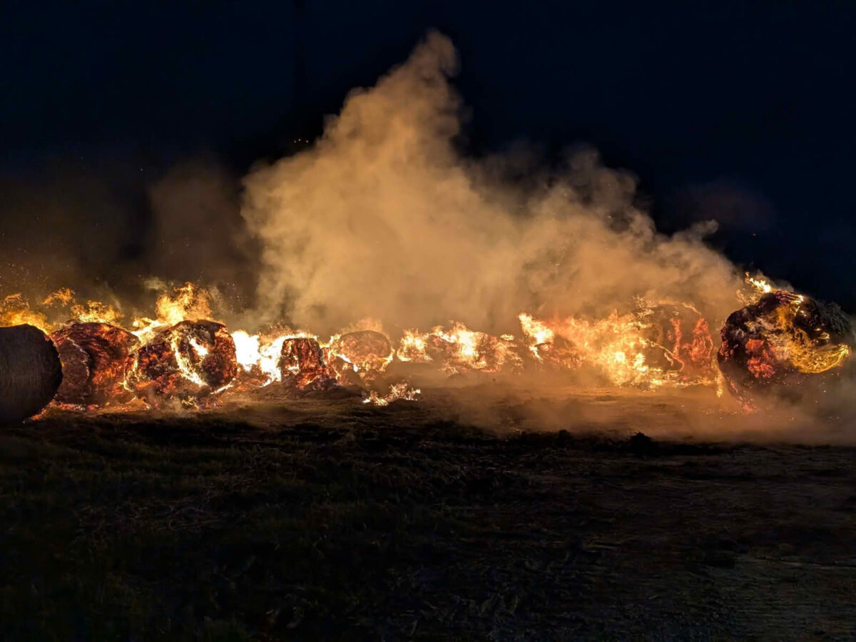Strohballenbrand fordert 2 Feuerwehren