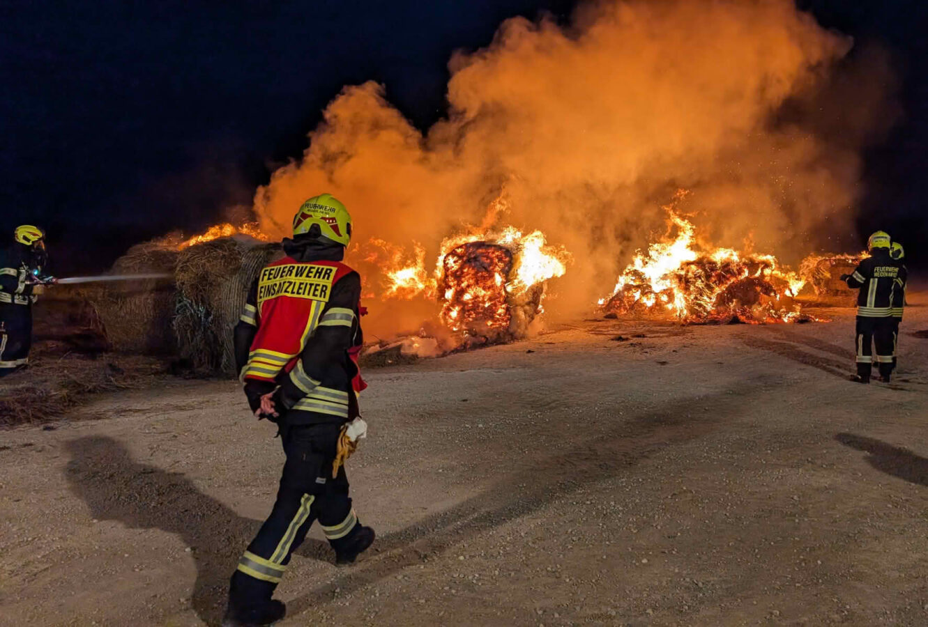 Strohballenbrand fordert 2 Feuerwehren