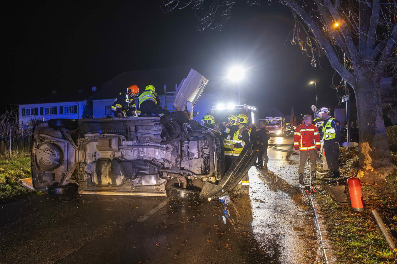 Menschenrettung nach Verkehrsunfall in Gneixendorf
