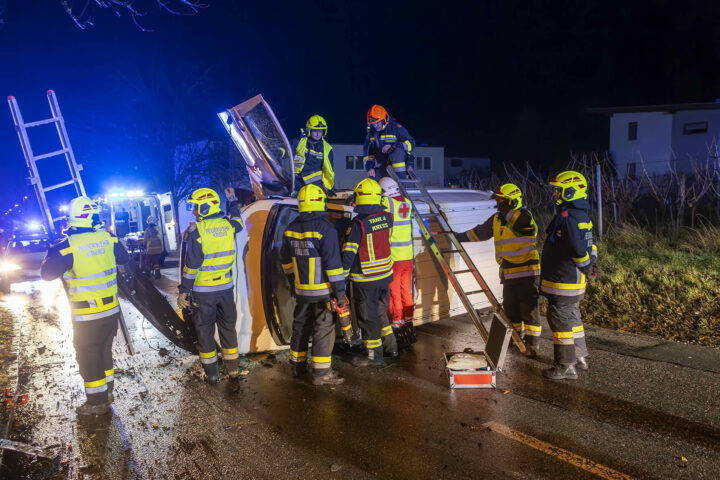 FF Krems: Menschenrettung nach Verkehrsunfall in Gneixendorf