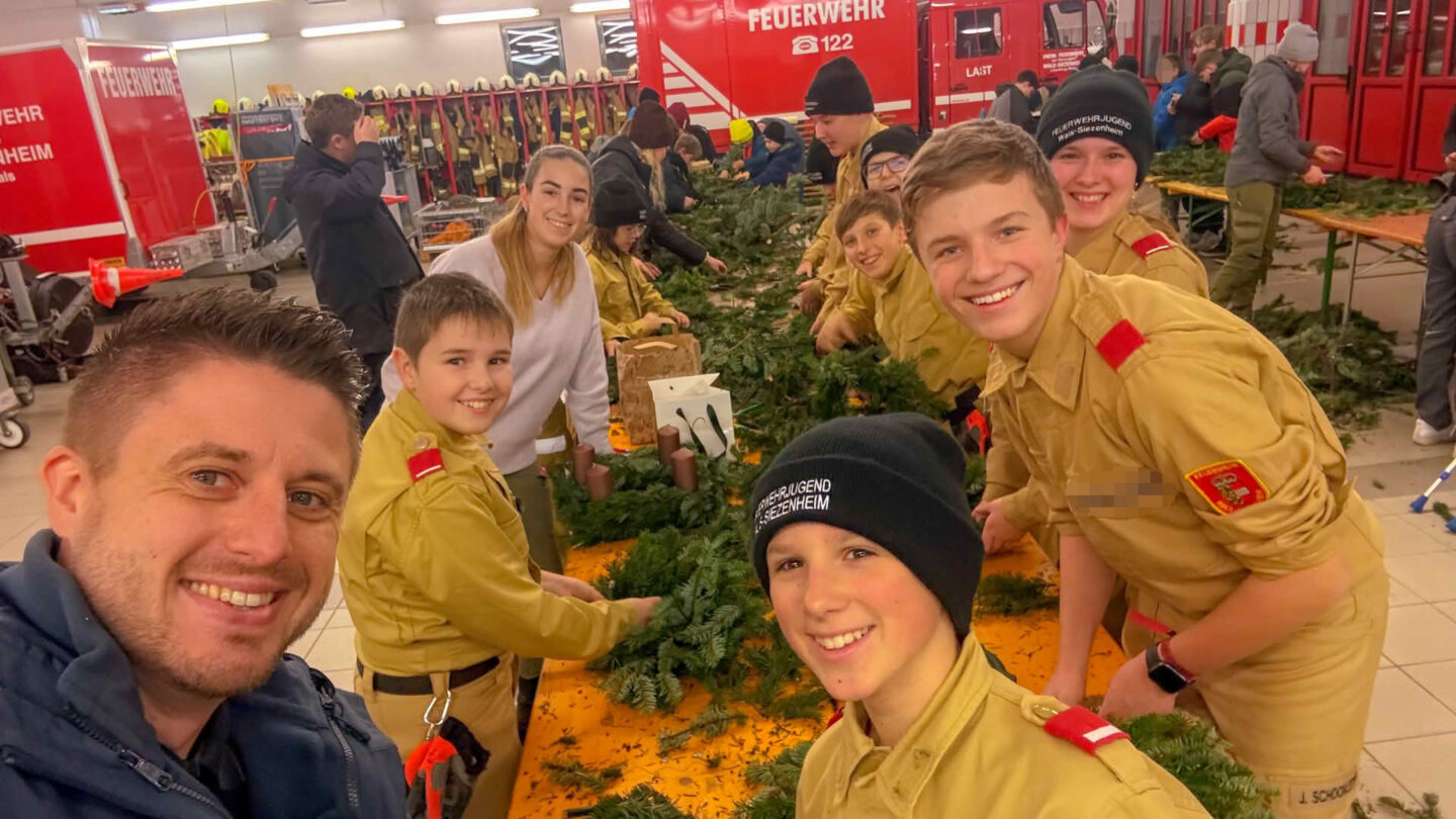 Adventkranzbinden im Abschnitt 4