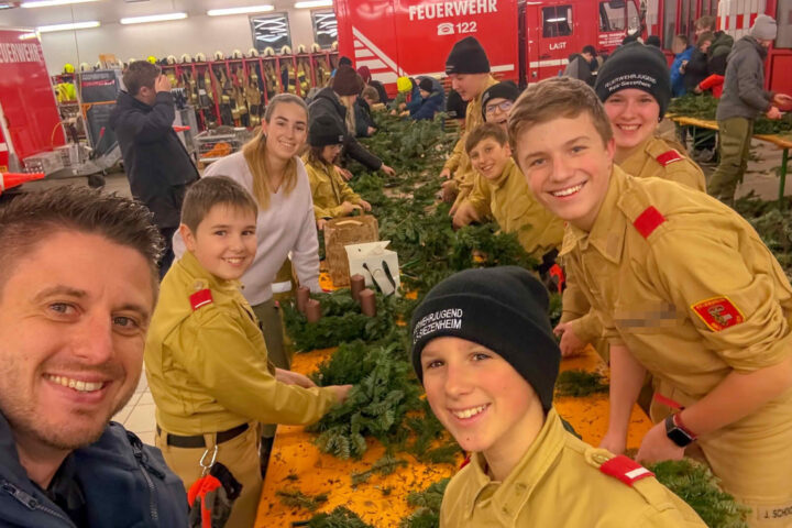 BFKDO Flachgau: Adventkranzbinden im Abschnitt 4