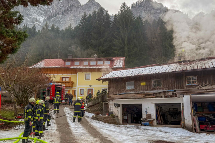 AFK Mondsee: Rascher Einsatz von sechs Feuerwehren verhindert Großbrand