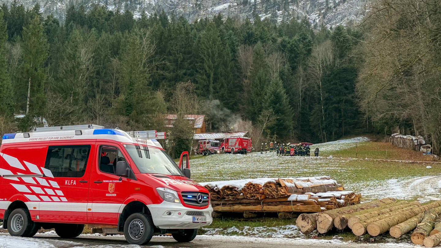 Rascher Einsatz von sechs Feuerwehren verhindert Großbrand