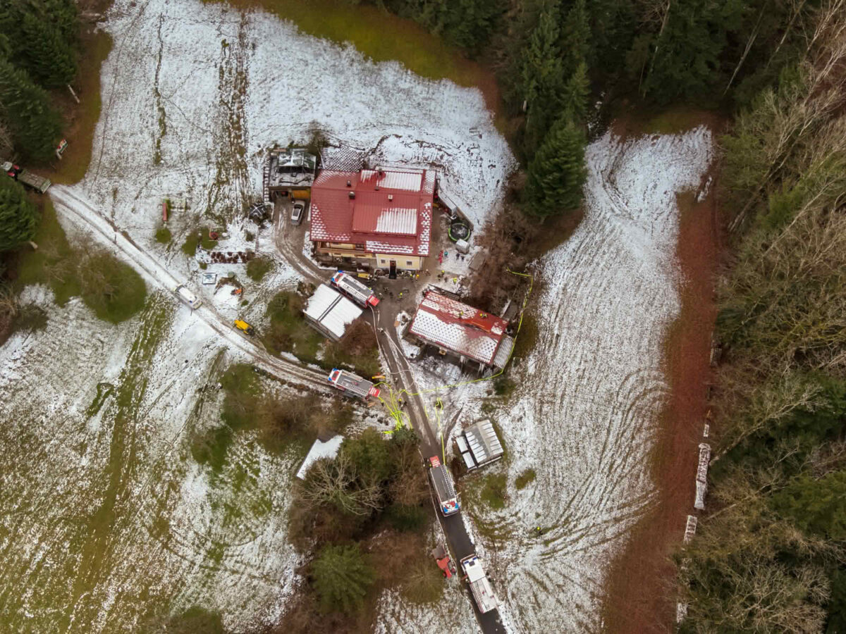 Rascher Einsatz von sechs Feuerwehren verhindert Großbrand