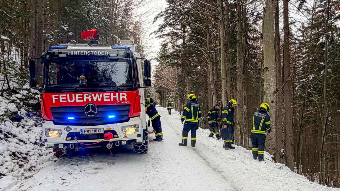 Fahrzeugbergung mit Kraneinsatz auf der Höss Bergstraße
