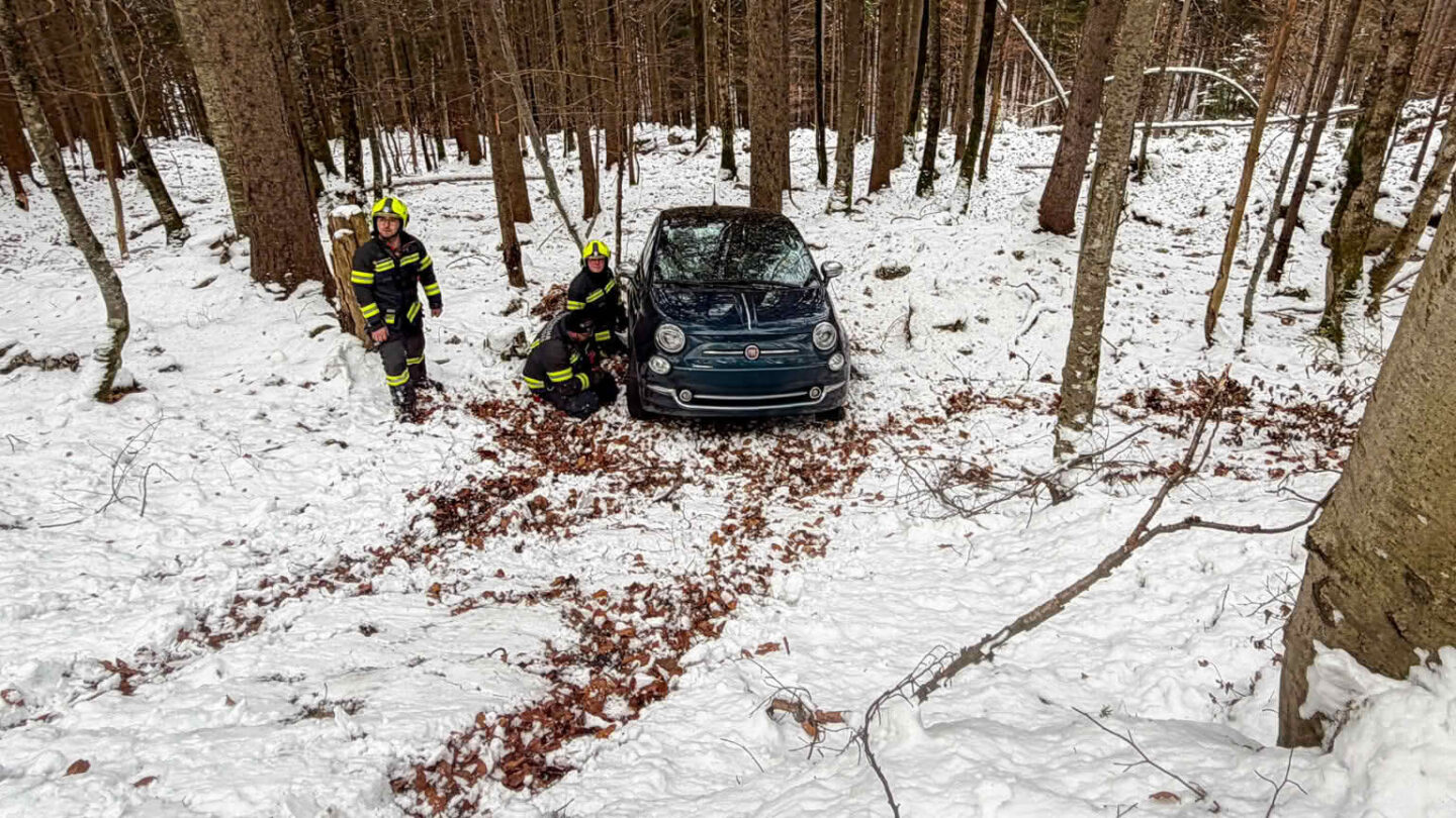 Fahrzeugbergung mit Kraneinsatz auf der Höss Bergstraße