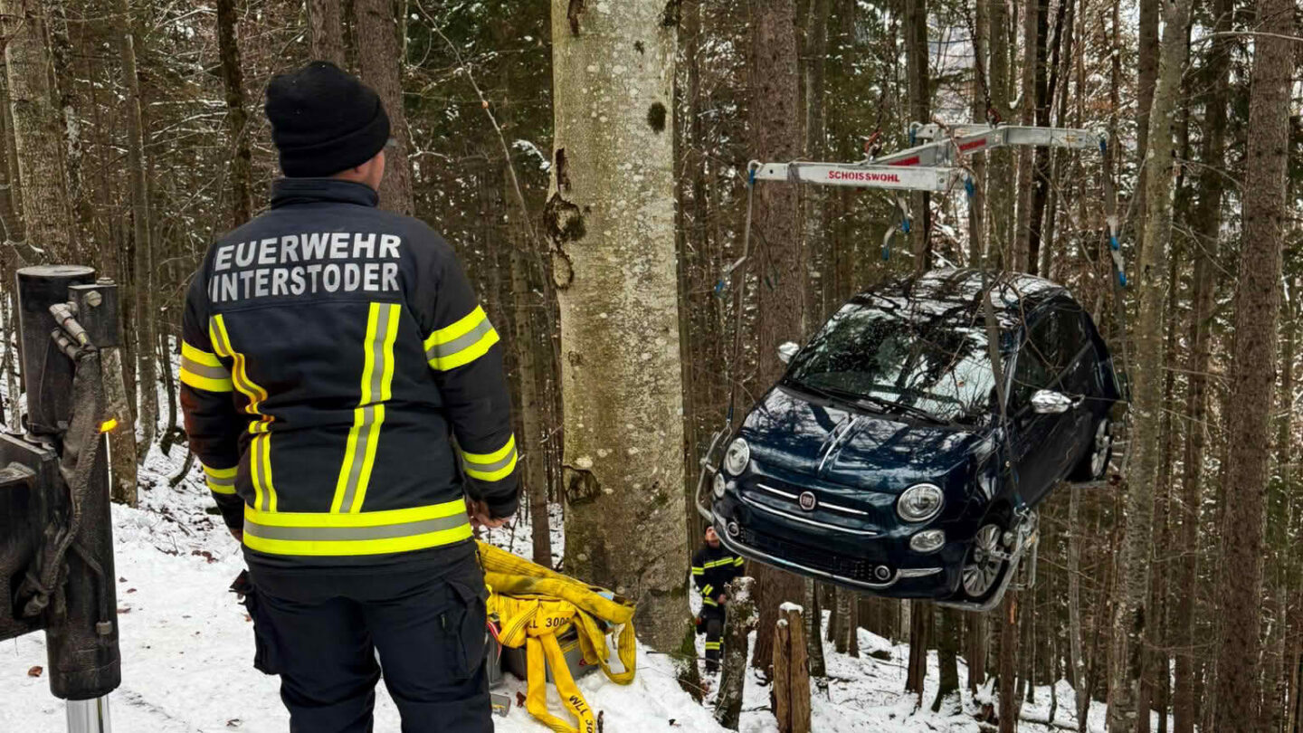 Fahrzeugbergung mit Kraneinsatz auf der Höss Bergstraße