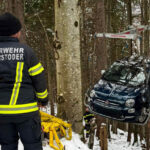 FF Hinterstoder: Fahrzeugbergung mit Kraneinsatz auf der Höss Bergstraße