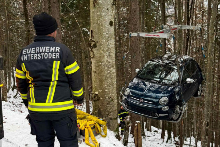 FF Hinterstoder: Fahrzeugbergung mit Kraneinsatz auf der Höss Bergstraße
