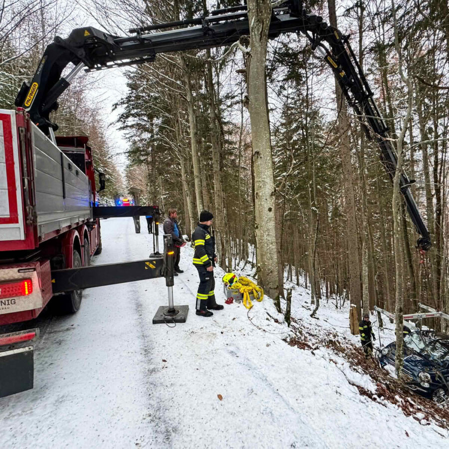 Fahrzeugbergung mit Kraneinsatz auf der Höss Bergstraße