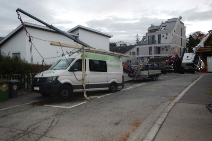 BF Wien: Verkehrsunfall Lkw – Kranausleger stürzt auf Lieferwagen