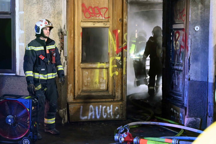 BF Wien: Alarmstufe 2 bei Brand in Mehrparteienhaus