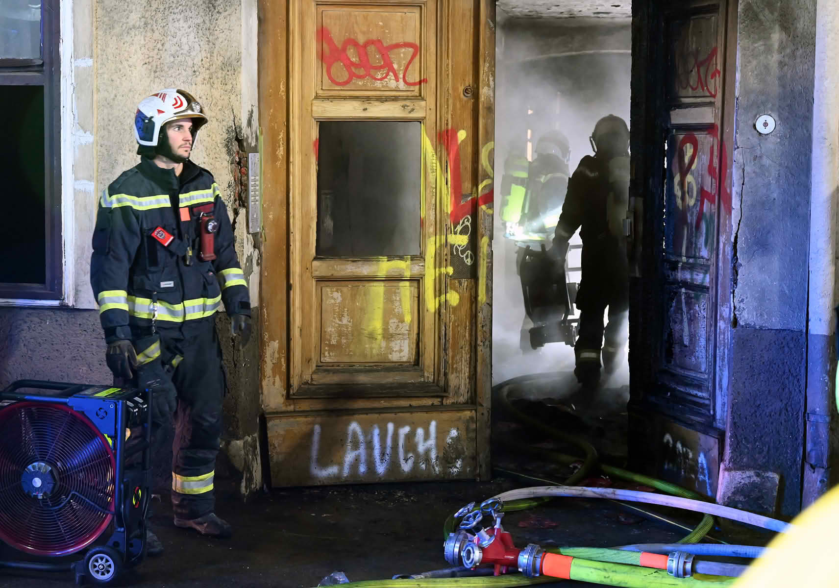 BF Wien: Alarmstufe 2 bei Brand in Mehrparteienhaus