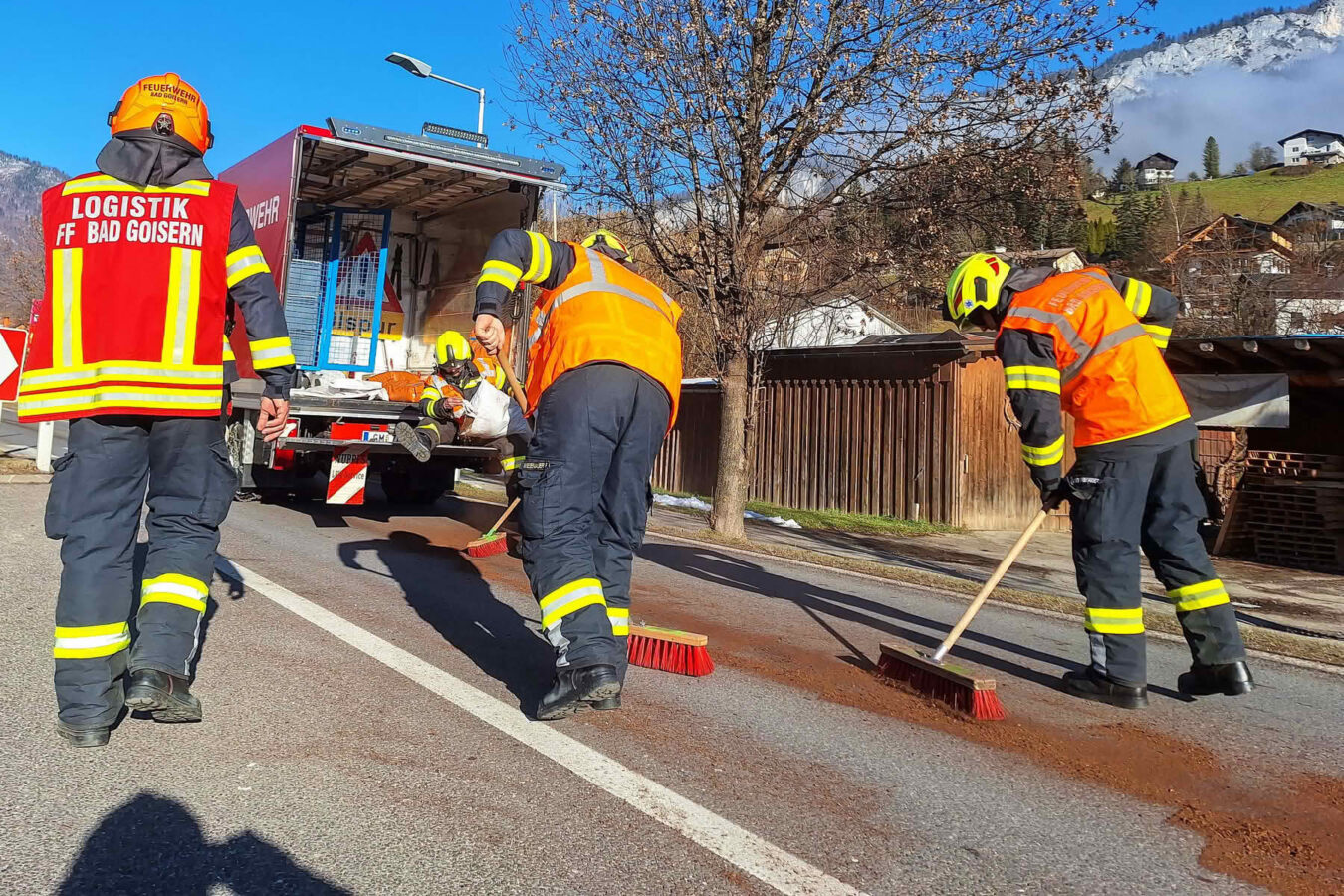 Fast 3 km lange XXL-Ölspur beseitigt