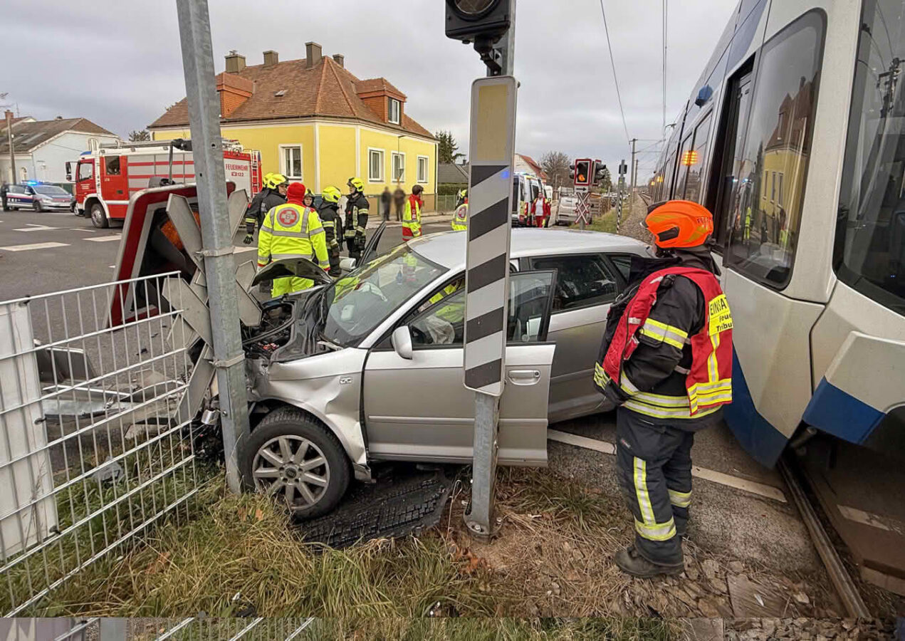 Pkw prallt auf Bahnübergang gegen WLB-Badner Bahn