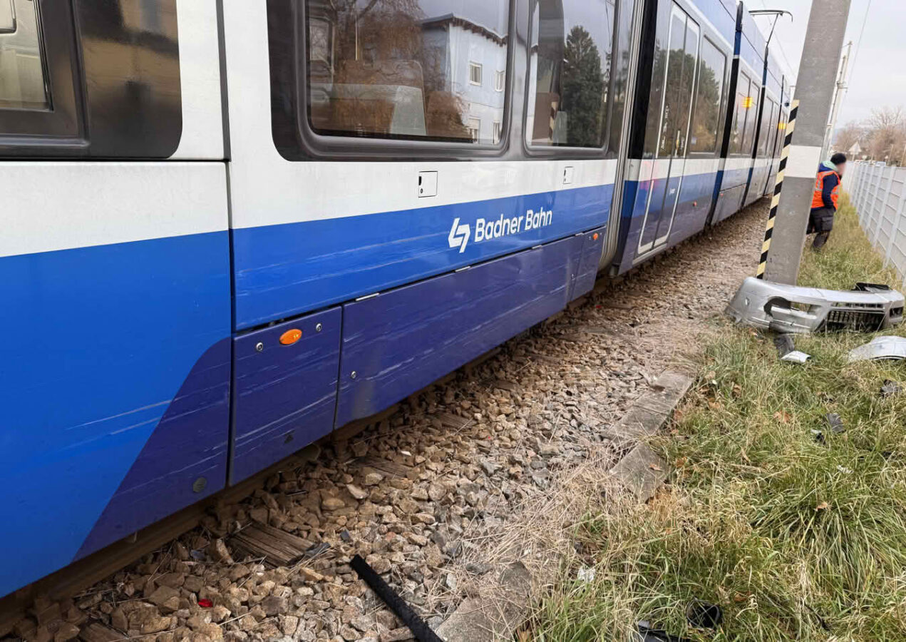 Pkw prallt auf Bahnübergang gegen WLB-Badner Bahn