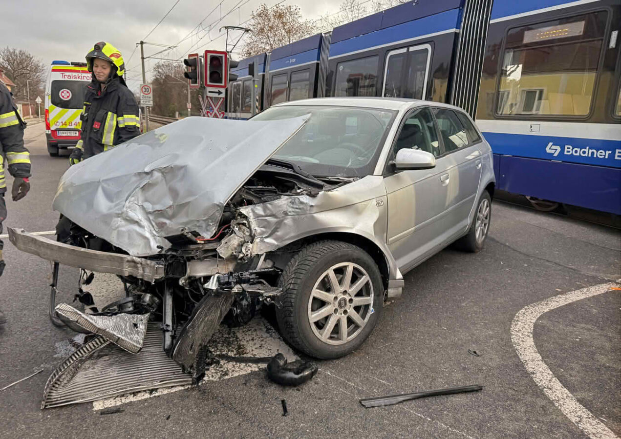 Pkw prallt auf Bahnübergang gegen WLB-Badner Bahn
