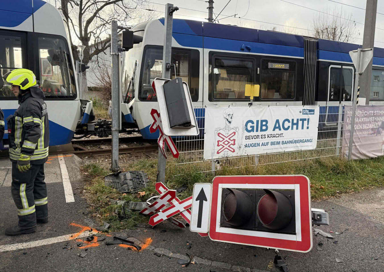 Pkw prallt auf Bahnübergang gegen WLB-Badner Bahn