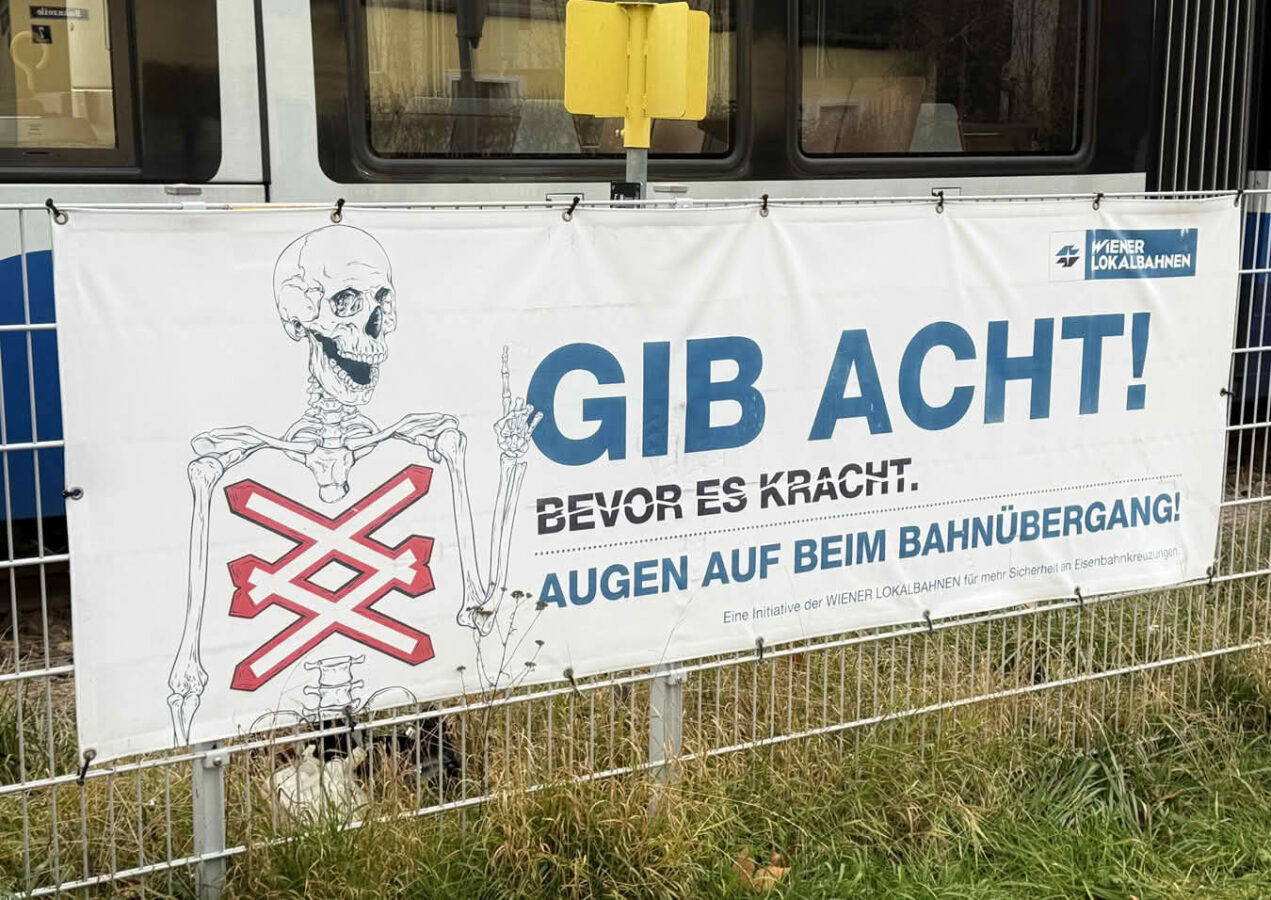 Pkw prallt auf Bahnübergang gegen WLB-Badner Bahn