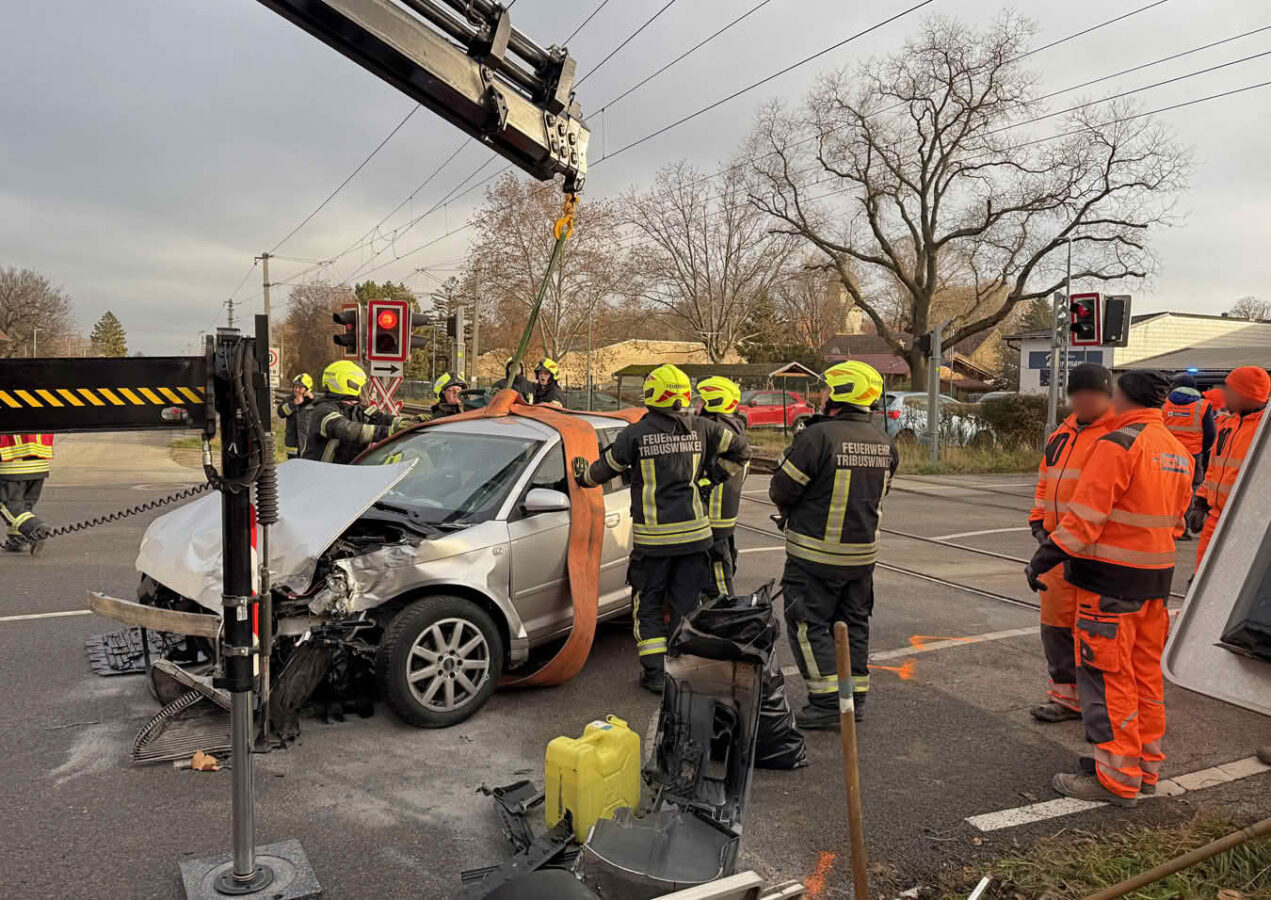 Pkw prallt auf Bahnübergang gegen WLB-Badner Bahn