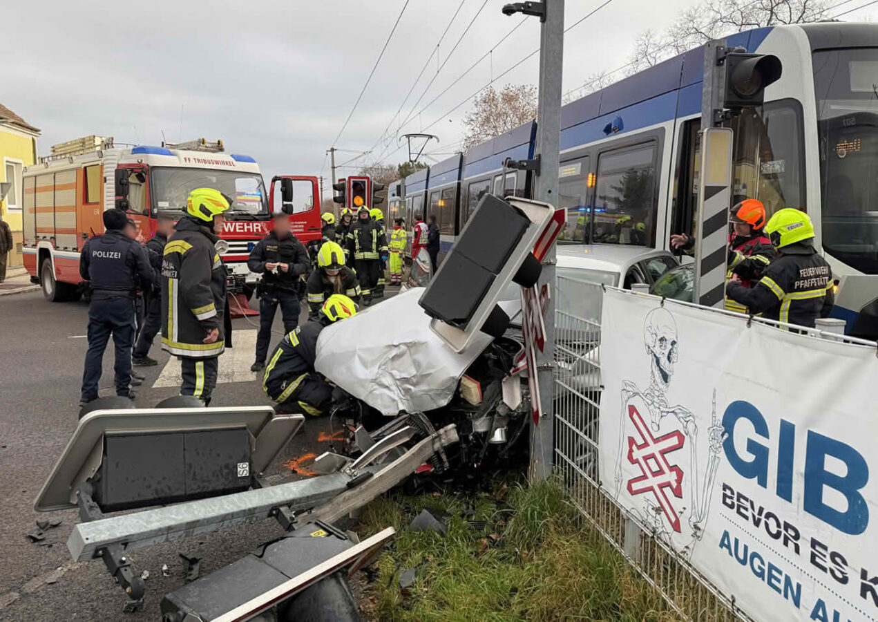 Pkw prallt auf Bahnübergang gegen WLB-Badner Bahn