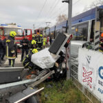 BFKDO Baden: Pkw prallt auf Bahnübergang gegen WLB-Badner Bahn